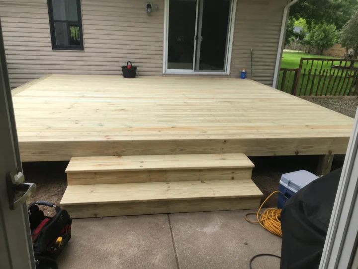 Simple platform deck with wide steps in Cedar Rapids, Iowa